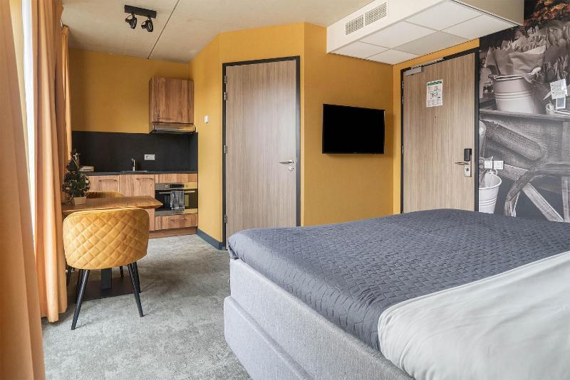 Deluxe Studio with Kitchen and Balcony image 4