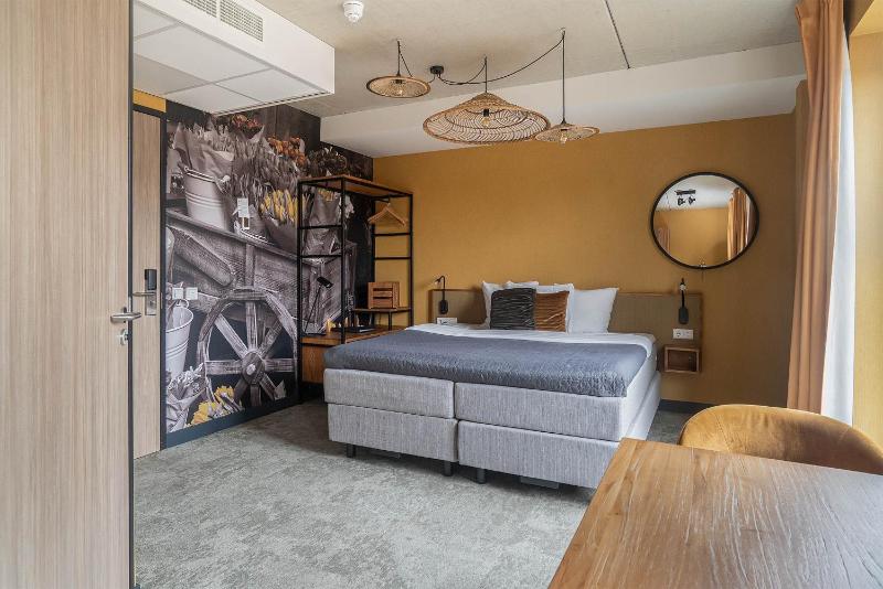 Deluxe Studio with Kitchen and Balcony image 3
