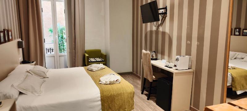 Classic Double Room image 3