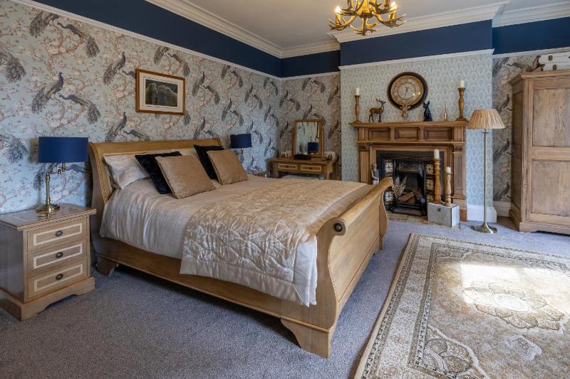Deluxe King Room - Autumn image 1