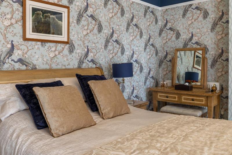 Deluxe King Room - Autumn image 3