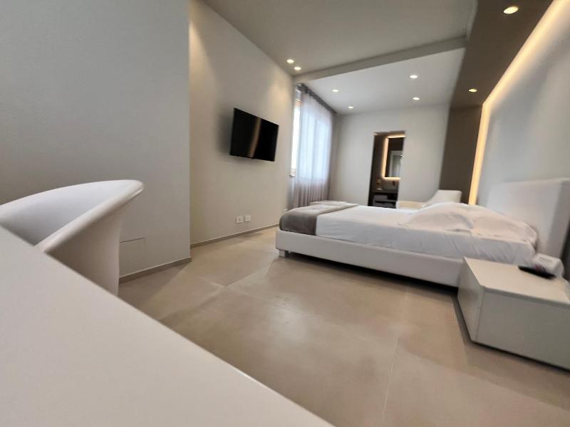 Deluxe King Room image 4