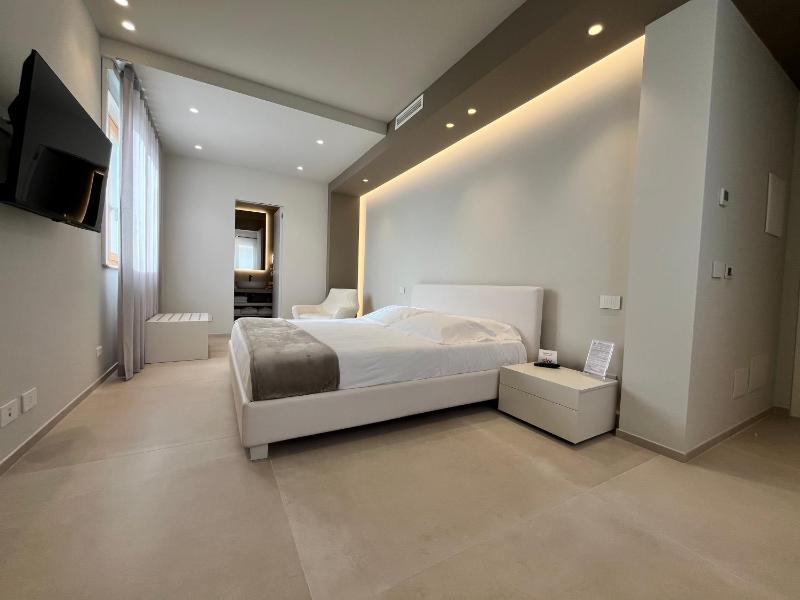 Deluxe King Room image 1