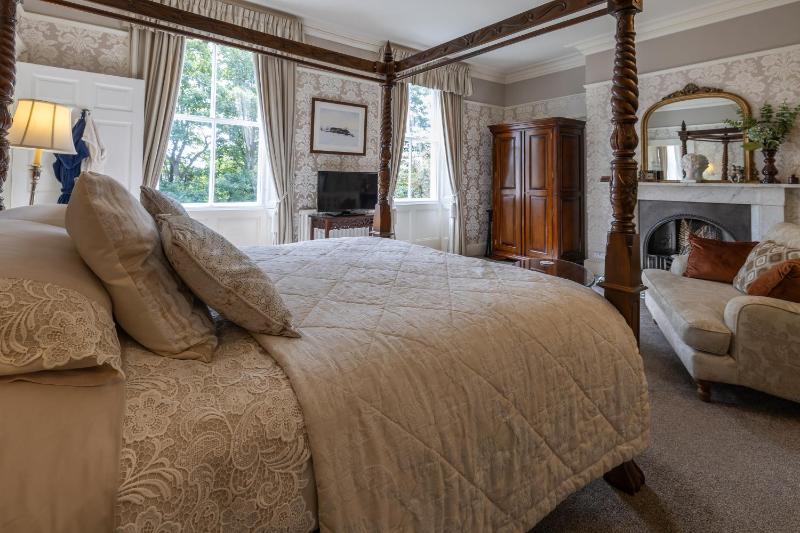Deluxe King Room - Winter image 3