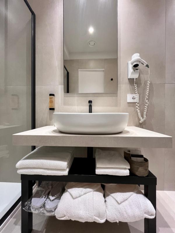 Deluxe King Room image 3