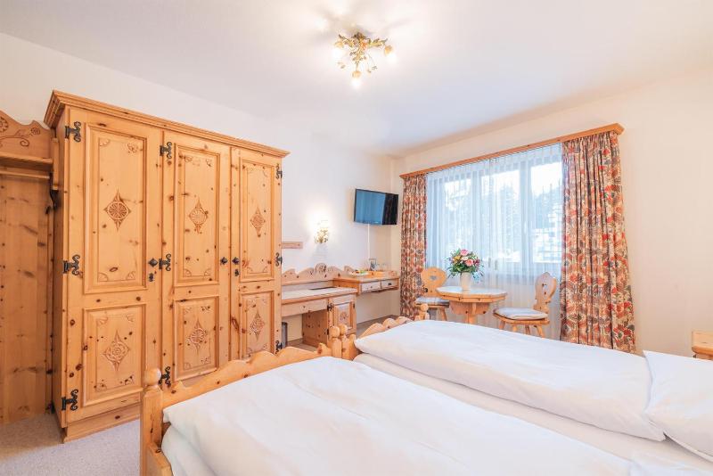 Classic Double Room image 3