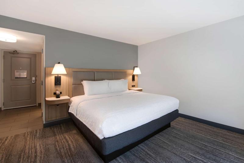 King Room with King Bed - Non-Smoking image 4