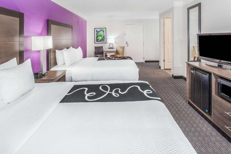 Queen Room with Two Queen Beds and Bath Tub - Mobility/Hearing Accessible - Non-Smoking image 1