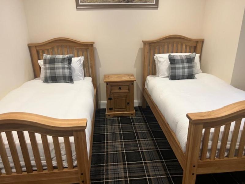 Twin Room with Bathroom image 2