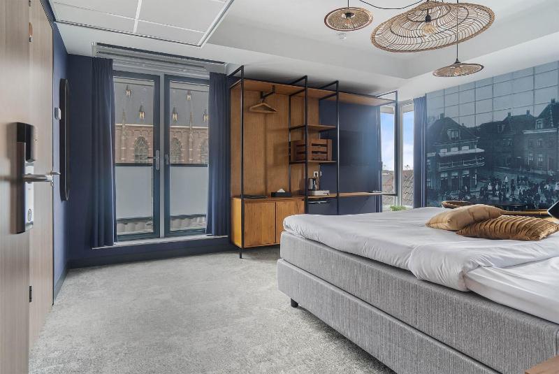 Superior Double Room with Balcony image 4