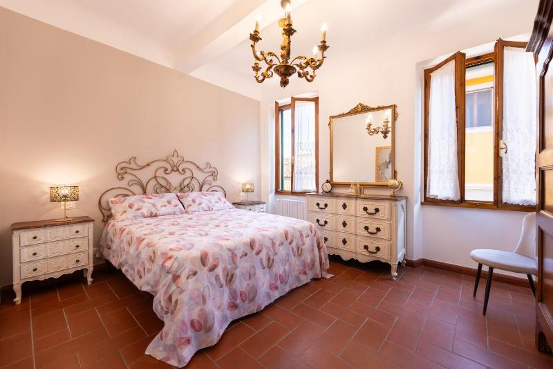 Allegri 11 - 2 bedrooms Nearby Santa Croce Images