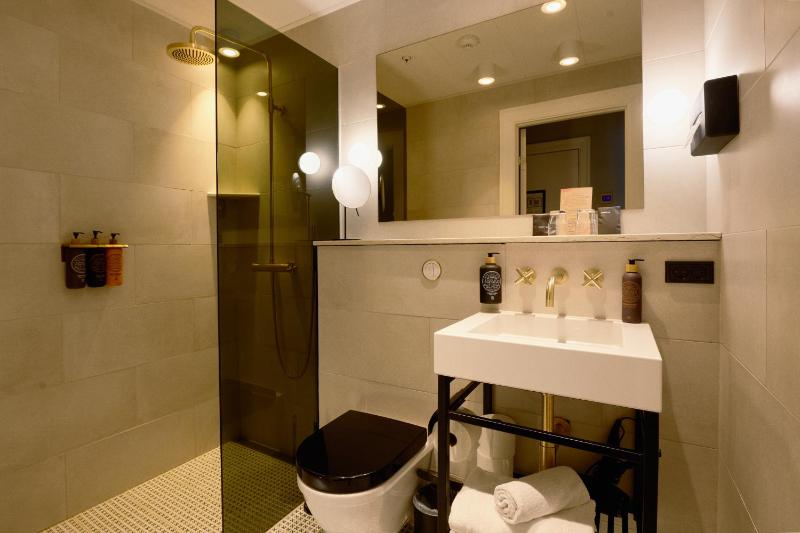 Small Deluxe Double Room image 4