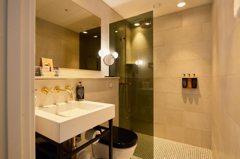 Large Deluxe Double Room image 4