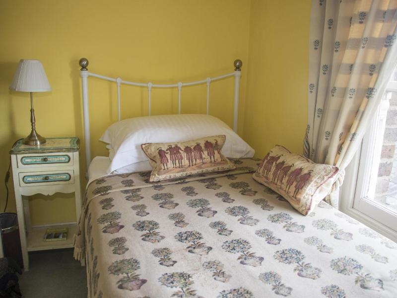 Single Room image 3