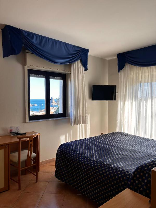 Double or Twin Room with Sea View image 4