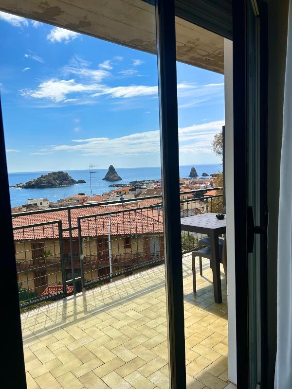 Triple Room with Sea View image 3