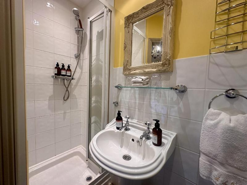Double Room with Private Bathroom image 3