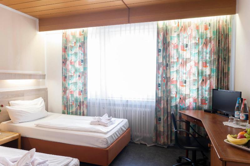 Twin Room image 4