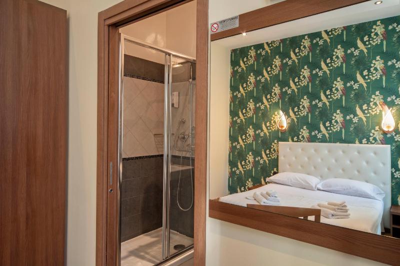 Classic Double Room image 3