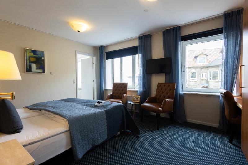Standard Double Room image 3