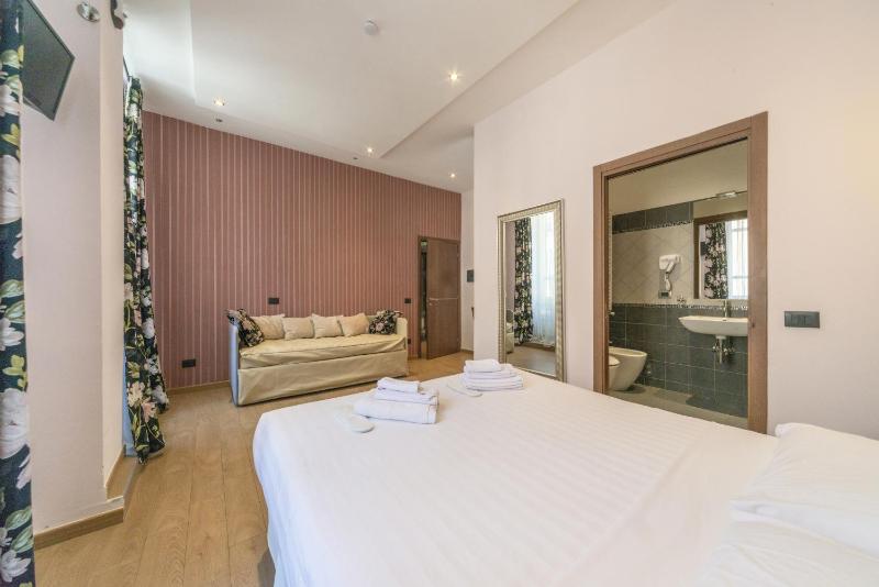 Superior Triple Room image 4