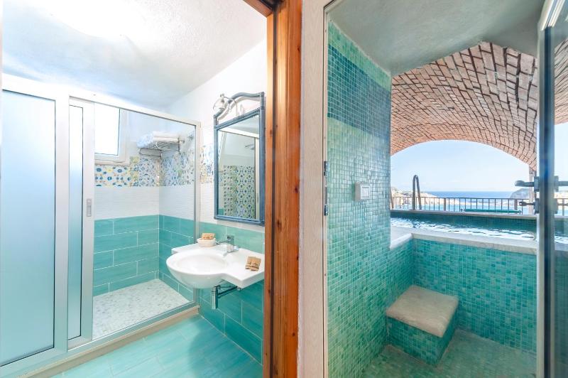 Suite with Spa Bath image 2