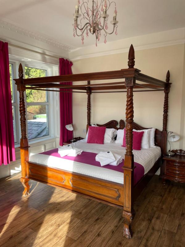 Four Poster Room image 2