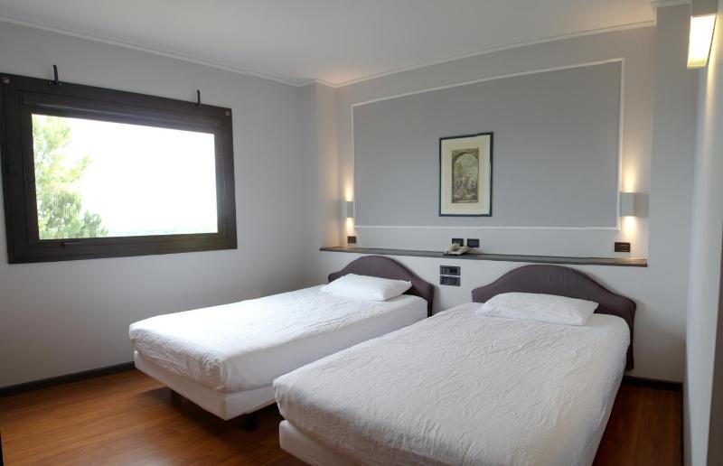 Comfort Twin Room image 2