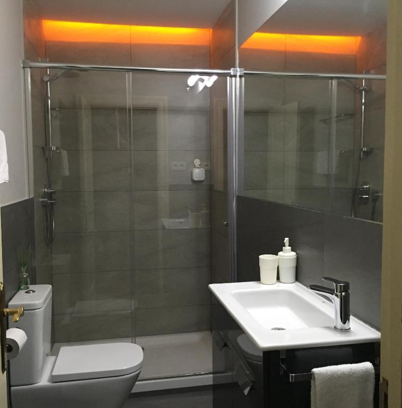 Twin Room image 4