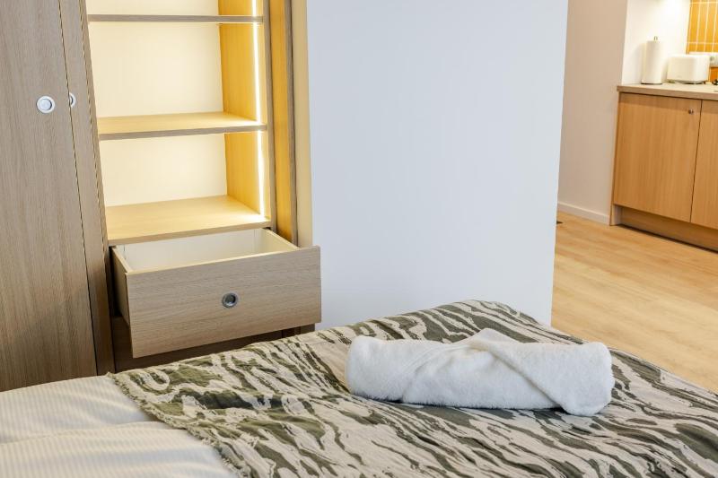 Stylowe Studio Very Berry w Poznaniu z Parkingiem i Balkonem by Noclegi Renters - image 13