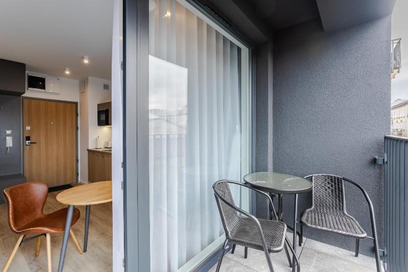 Stylowe Studio Very Berry w Poznaniu z Parkingiem i Balkonem by Noclegi Renters - image 21