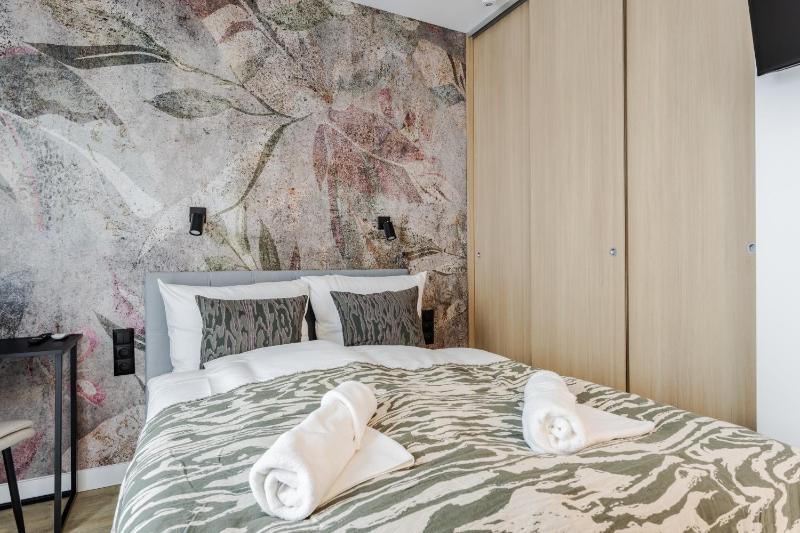 Stylowe Studio Very Berry w Poznaniu z Parkingiem i Balkonem by Noclegi Renters - image 22