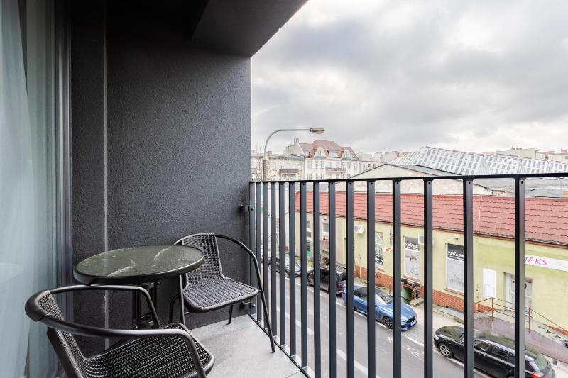 Stylowe Studio Very Berry w Poznaniu z Parkingiem i Balkonem by Noclegi Renters - image 12