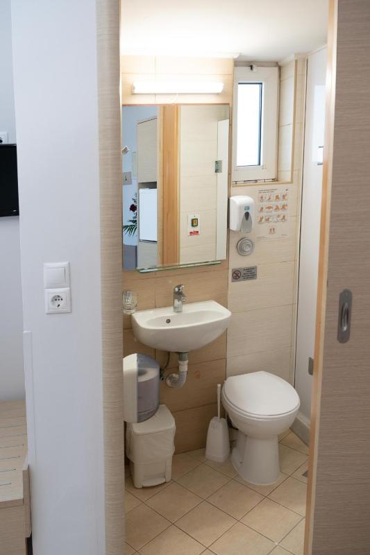 Single Room image 3