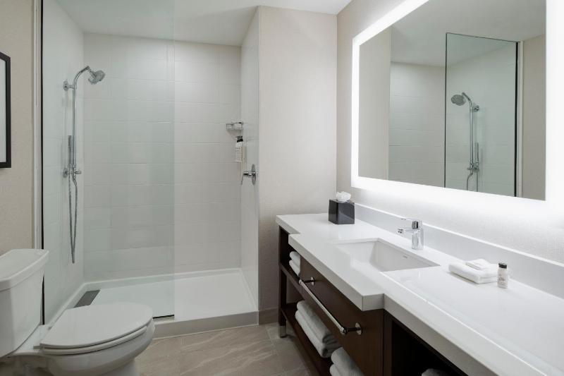 King Room - Hearing Accessible image 4