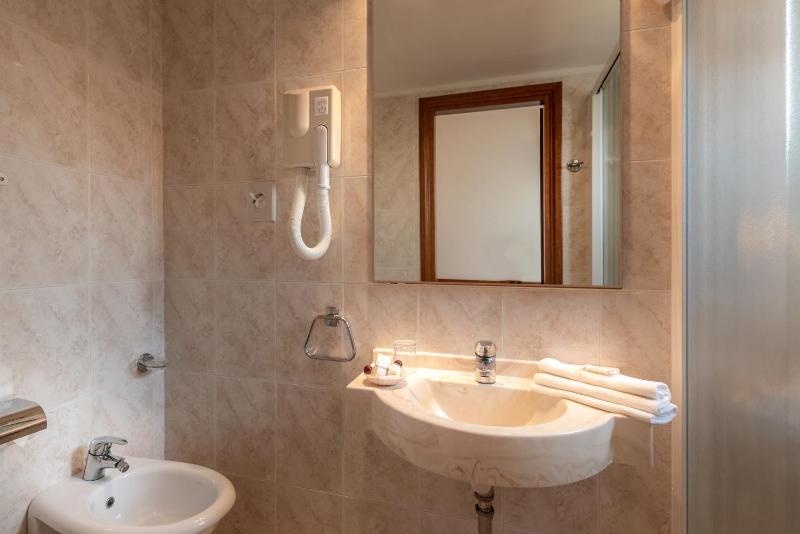 Standard Quadruple Room image 1