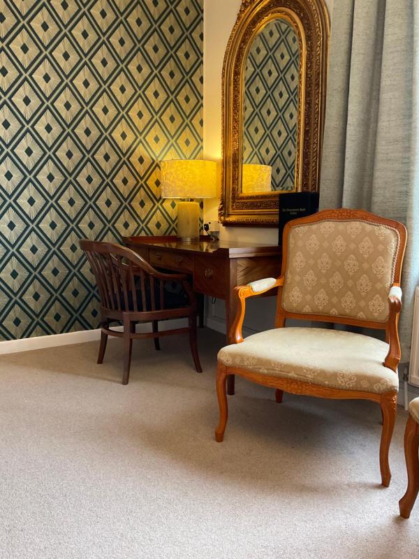 Superior King Room image 4
