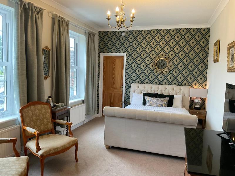 Superior King Room image 3