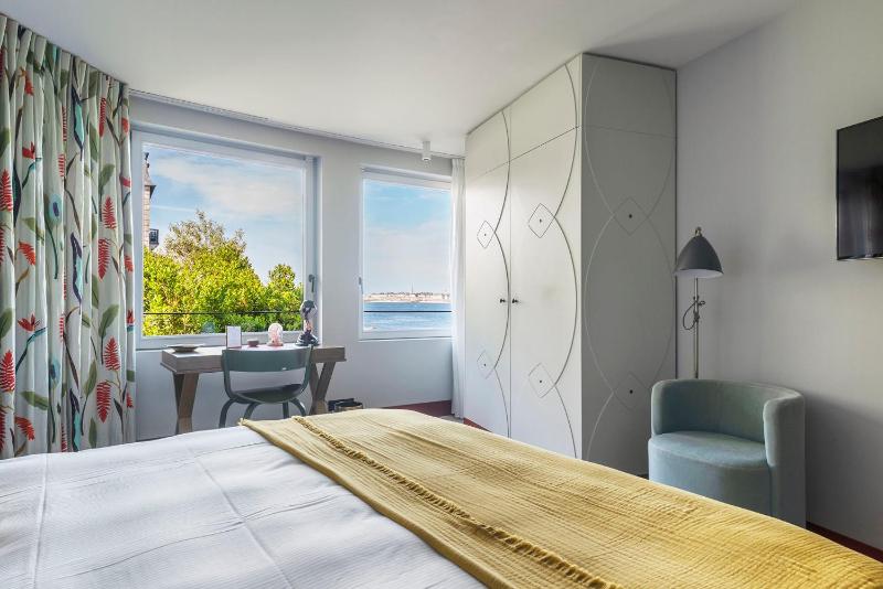 Superior Double Room with Sea View image 3