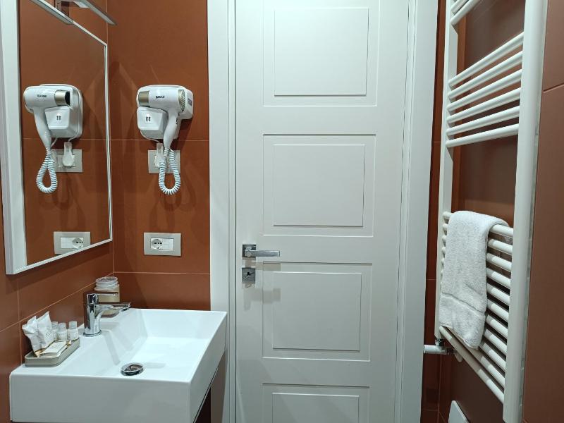 Classic Triple Room image 2