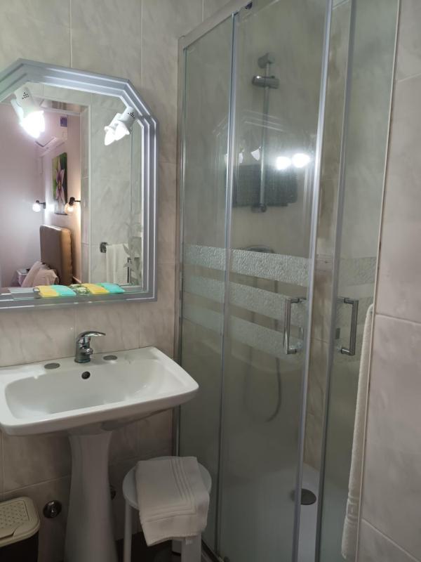 Twin Room image 3