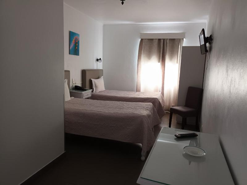Twin Room image 4