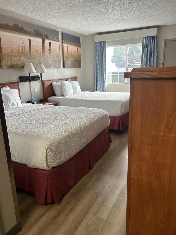 Queen Room with Two Queen Beds - Non-Smoking image 4