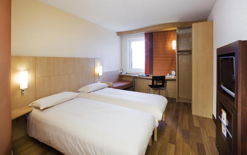 Standard Twin Room image 4