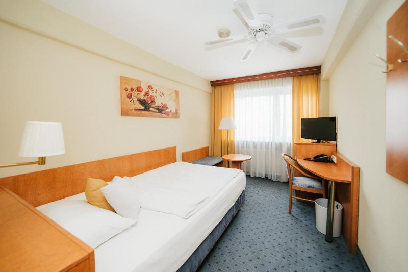Queen Room image 1