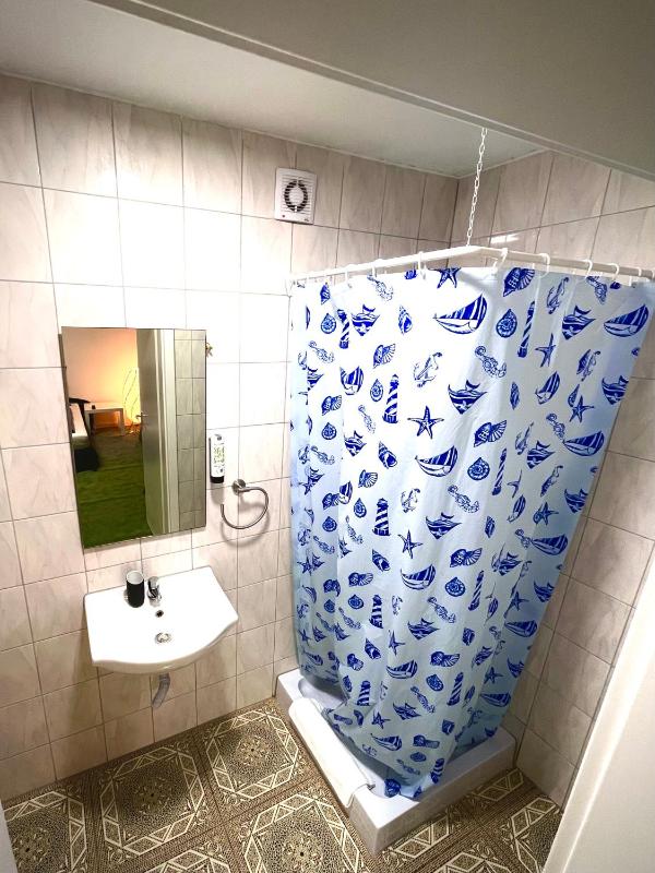 Single Room with Bathroom image 4