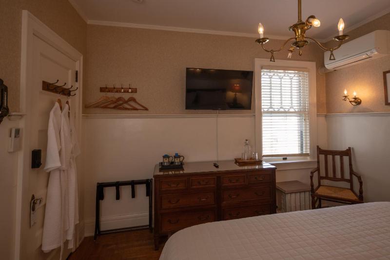 Deluxe King Room image 3