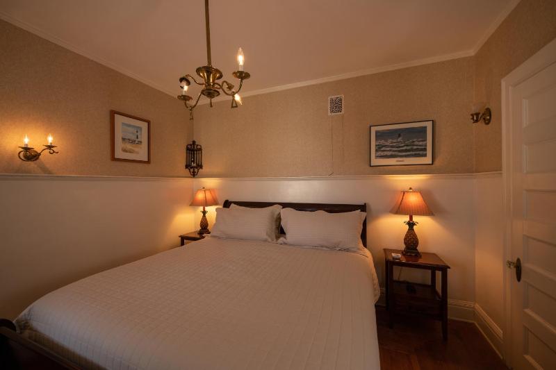 Deluxe King Room image 4