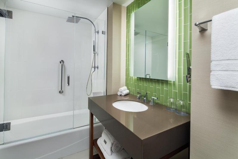 Traditional, Guest room, 1 King image 4