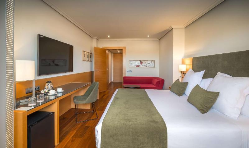 Deluxe Double or Twin Room image 1